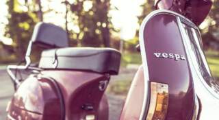 ¿Dónde puedo hacer un tour en Vespa en el Lago de Como?