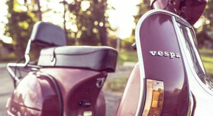 ¿Dónde puedo hacer un tour en Vespa en el Lago de Como?
