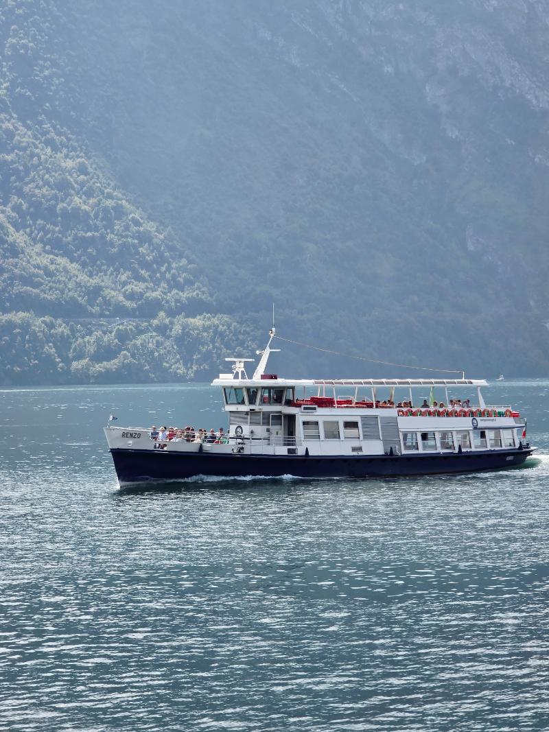 Típicos ferries públicos del Lago de Como